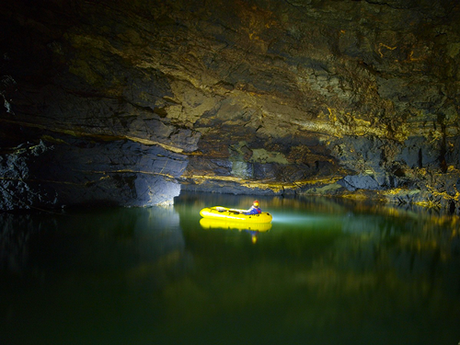 Ispezioni al lago del sifone di entrata, sul fondo dell'Abisso di Trebiciano (Foto Alberto Maizan)