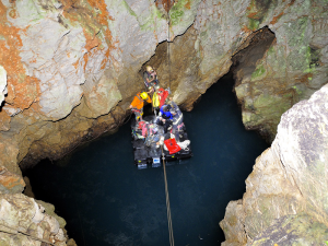 Lo speleosub, i materiali e gli assistenti sulla piattaforma galleggiante (foto Paolo Guglia)