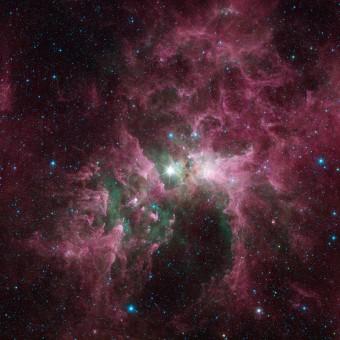 I filamenti di gas e polvere nella Nebulosa della Carena, con al centro la stella Eta Car, ripresi da Spitzer (NASA/JPL-Caltech)
