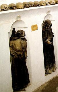 Corpi mummificati nella cripta della Cattedrale di Oria