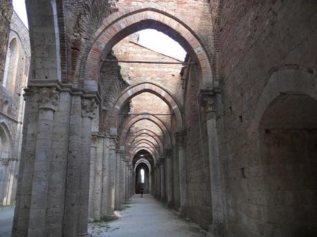 L'Abbazia di San Galgano e la Cappella di Montesiepi L'Abbazia di San Galgano e la Cappella di Montesiepi