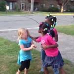 Bambina bianca colpita e insultata da quattro bambine nere (Video)