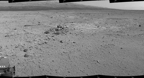 Questo mosaico di immagini proviene dalla Navigation Camera di Curiosity e mostra la posizione del rover della NASA al suo 376° giorno della missione. (Crediti: NASA/JPL-Caltech)