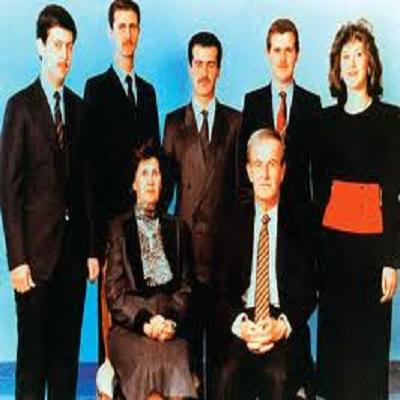 La famiglia Assad al completo: davanti  Hafez Assad con la moglie Anisa. Dietro, da sinistra i figli Maher, Bashar, Basel, Majd e Bushra