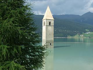 Lago di Resia. Il campanile sommerso.