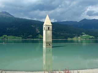 Lago di Resia. Il campanile sommerso.