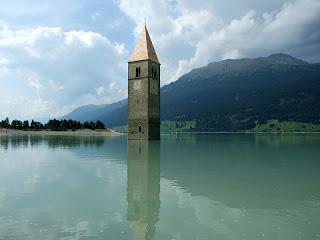 Lago di Resia. Il campanile sommerso.