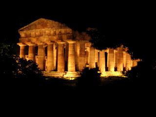 Paestum, la luna e la Magna Grecia.