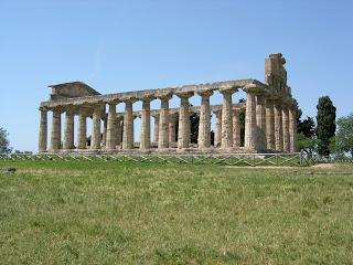 Paestum, la luna e la Magna Grecia.