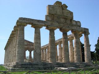 Paestum, la luna e la Magna Grecia.