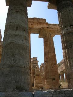 Paestum, la luna e la Magna Grecia.