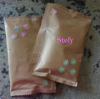 Porta passaporto e targhetta per valigia. Porta passaporto e targhetta per valigia.