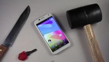 Motorola Moto X: ecco un video  stress test con chiavi, coltello e martello