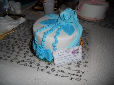 Cake design e rose di pasta di zucchero...