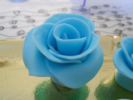 Cake design e rose di pasta di zucchero...