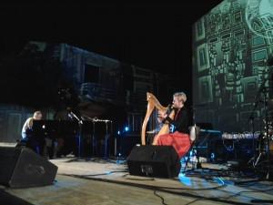 L’arpa di Corrina Hewat e l’ancestrale psichedelia del nord Europa per la seconda giornata di “Musica sulle Bocche”
