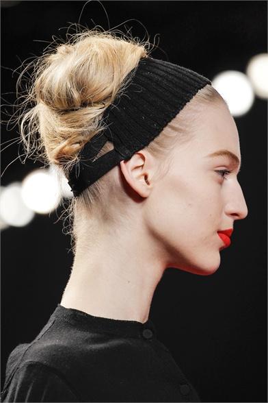 Moda Capelli | E' la fascia nera uno dei trend più in voga