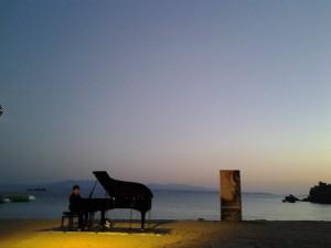 Terza giornata di “Musica sulle Bocche” ed il concerto all’alba di Enrico Zanisi sulla spiaggia di Rena Bianca