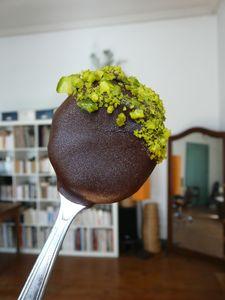 Kiwi ghiacciati con cioccolato pistacchioso