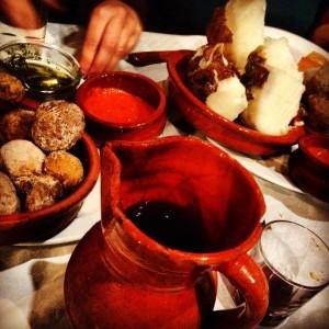 Comida Canria, papas arrugadas, batatas (patate dolci), mojos rojo y verde canarios, vino tinto.