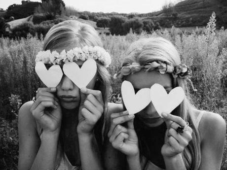 Amiche,diari e bouquet bianchi Amiche,diari e bouquet bianchi