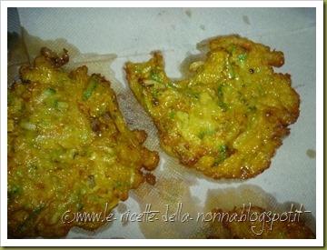 Frittelle di zucchine e fiori di zucca (7) Frittelle di zucchine e fiori di zucca (7)