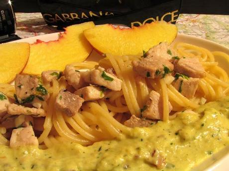 L'IGNORANTE - SPAGHETTI CON PESCE SPADA E PESTO DI MANDORLE, BASILICO E PESCA