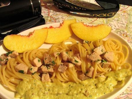 L'IGNORANTE - SPAGHETTI CON PESCE SPADA E PESTO DI MANDORLE, BASILICO E PESCA