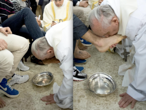 Papa Francesco lava i piedi ai detenuti in Nike 