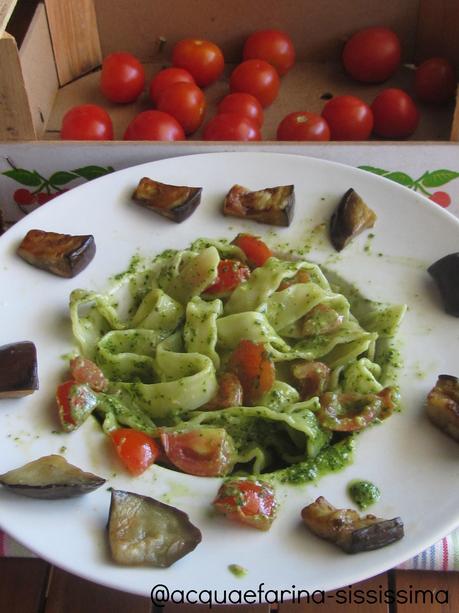 mafaldine con pesto di spinaci, pomodorini e melanzane