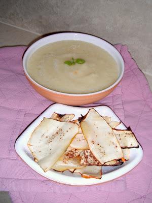 La prima zucca dell'orto: polpa al cucchiaio con melone e chips di buccia alla cannella La prima zucca dell'orto: polpa al cucchiaio con melone e chips di buccia alla cannella