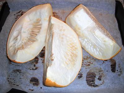 La prima zucca dell'orto: polpa al cucchiaio con melone e chips di buccia alla cannella La prima zucca dell'orto: polpa al cucchiaio con melone e chips di buccia alla cannella