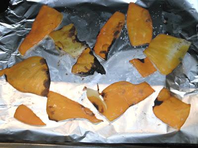 La prima zucca dell'orto: polpa al cucchiaio con melone e chips di buccia alla cannella La prima zucca dell'orto: polpa al cucchiaio con melone e chips di buccia alla cannella