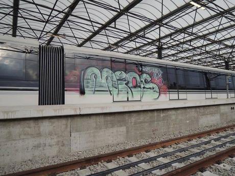 Stanno distruggendo tutti i treni della Metro C. Qualcuno se ne sta occupando? Non si riesce ad aprire la linea, ma si lasciano aperti i depositi ai vandali? Stanno distruggendo tutti i treni della Metro C. Qualcuno se ne sta occupando? Non si riesce ad aprire la linea, ma si lasciano aperti i depositi ai vandali?