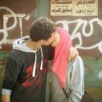 Egitto, bacio in strada per protesta: foto vs divieti islamici