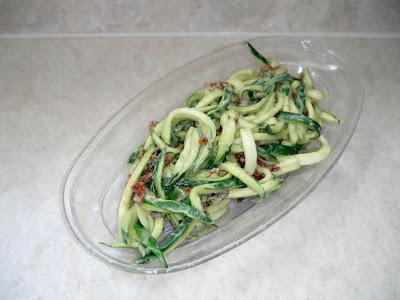 Spaghetti (di zucchina) con finta carbonara (avocado e pomodori secchi) Spaghetti (di zucchina) con finta carbonara (avocado e pomodori secchi)