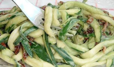 Spaghetti (di zucchina) con finta carbonara (avocado e pomodori secchi) Spaghetti (di zucchina) con finta carbonara (avocado e pomodori secchi)