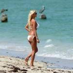 Victoria Silvstedt in micro bikini bianco sulla spiaggia di Miami (foto)
