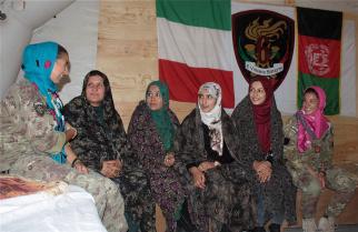 Afghanistan/ Le soldatesse della Transition Support Unit-South incontrano le donne dell’associazione femminile di Farah