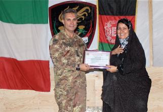 Afghanistan/ Le soldatesse della Transition Support Unit-South incontrano le donne dell’associazione femminile di Farah