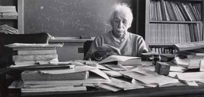 Einstein alla scrivania