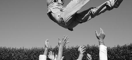 Eliminare il debito: la soluzione proposta dai giovani lancio - mani BN