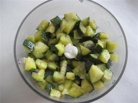 Quando le zucchine saranno cotte, le versiamo nel tritatutto insieme a 2 foglie di basilico e se necessario un pizzico di sale.