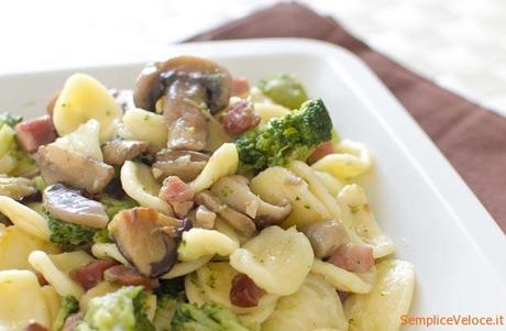 Orecchiette con cime di rapa e funghi Orecchiette con cime di rapa e funghi