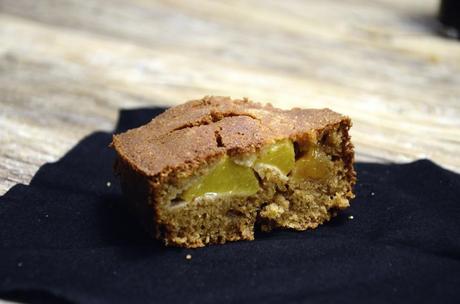 Torta di amaretti e pesche