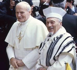 Giovanni Paolo II col rabbino Elio Toaff sinagoga di Roma 1976 www. intelligonews I papi e la guerra