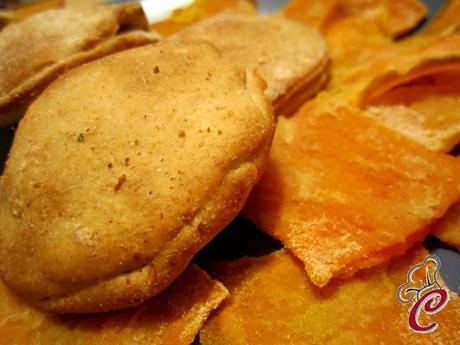 Panzerotti fragranti al salmone e pesto di pistacchi: cena salvata in corso di preparazione