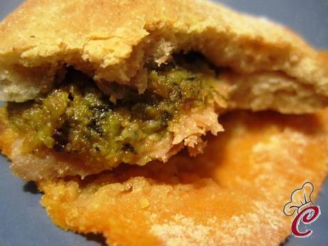 Panzerotti fragranti al salmone e pesto di pistacchi: cena salvata in corso di preparazione