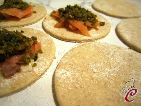 Panzerotti fragranti al salmone e pesto di pistacchi: cena salvata in corso di preparazione