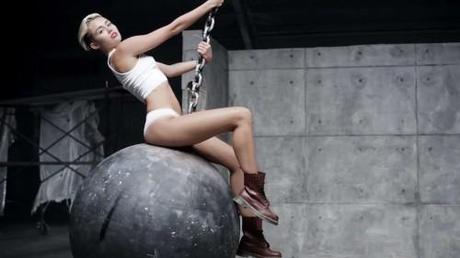Miley-Cyrus-Wrecking-Ball-Video-Stills-20.jpg